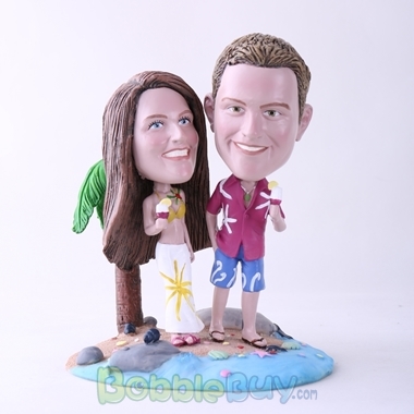 Picture of Couple Holding Ice Cream On Beach Bobblehead