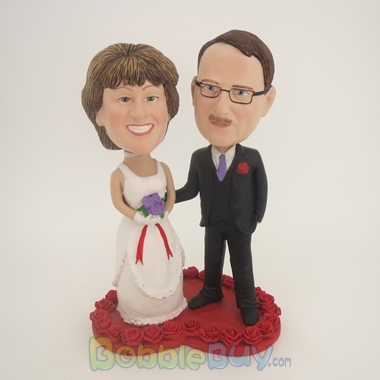 Picture of Bride And Groom On Heart Bobblehead